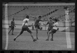 Fotografia "TREINO DO FLAMENGO; 'FLAMENGO FR' Treino do Flamengo com a presença do presidente Fadel Fadel" ([Local n/d] , 1963) [negativo]. / Fotógrafo(a): L. Pinto.  -- ITEM-0006.