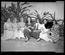 Fotografia "Renata Baumgartner, candidata ao concurso ('Rainha do Verão' 1952), Reportagem Geral" ([Local n/d] , 1952) [negativo]. / Fotógrafo(a): Equipe.  -- ITEM-0006.