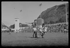 Fotografia "Futebol - RJ (Campeonato de Juvenis - 1956) - Jogo: Flamengo x Bangu, Esportes" ([Local n/d] , 1956) [negativo]. / Fotógrafo(a): Demócrito.  -- ITEM-0001.