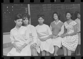 Fotografia "CONCURSO 'MISS' REAL CHIC' Concurso 'Miss REAL CHIC' candidatas na redação, Reportagem de Waldinar" ([Local n/d] , 1963) [negativo]. / Fotógrafo(a): Pedro.  -- ITEM-0001.