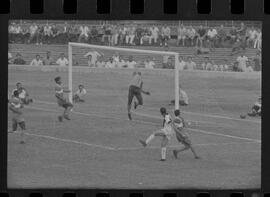 Fotografia "CAMPEONATO CARIOCA DE PROFISSIONAIS DE 1963' (1º Turno) Jogo Vasco da Gama x Olaria (1 x 0) no Maracanã" ([Local n/d] , 1963) [negativo]. / Fotógrafo(a): Demócrito; Ribeiro.  -- ITEM-0045.