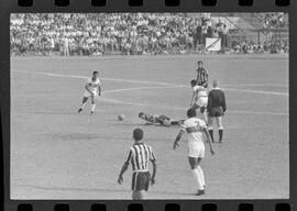 Fotografia "Campeonato Carioca de Profissionais de 63 (1° Turno) Esporte - jogo Fluminense (1 x 0) Bonsucesso" ([Local n/d] , 1963) [negativo]. / Fotógrafo(a): Democrito.  -- ITEM-0048.