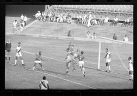 Fotografia "CAMPEONATO CARIOCA DE PROFISSIONAIS DE 1963 (1º TURNO) Jogos - Campeonato Carioca. Flamengo x Madureira (5 x 0) - Vasco x América (2 x 0) e Fluminense x Portuguesa (1 x 1). e Peter Kedzierski, homem voador dos EUA, (Vôo)" ([Local n/d] , 1963) [negativo]. / Fotógrafo(a): Equipe.  -- ITEM-0080.