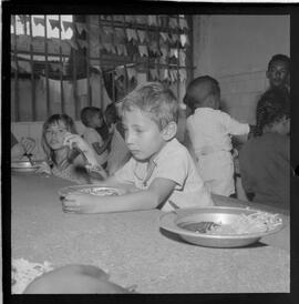 Fotografia "ALBERGUE DA BOA VONTADE' Reportagem no Albergue Boa Vontade, Reportagem de Wilson Corrêa" ([Local n/d] , 1963) [negativo]. / Fotógrafo(a): Méra.  -- ITEM-0003.