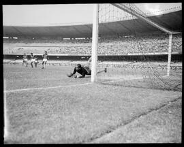 Fotografia "Esporte - Futebol América x Botafogo" ([Local n/d] , [Data n/d]) [negativo]. / Fotógrafo(a): Domingos.  -- ITEM-0008.