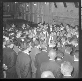 Fotografia "ENTERRO DO MINISTRO ARI FRANCO; Enterro do Ministro ARI FRANCO (Ministro Ari de Azevedo Franco), Reportagem de Nelson" ([Local n/d] , 1963) [negativo]. / Fotógrafo(a): Méra.  -- ITEM-0008.