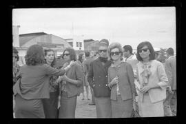 Fotografia "Galeão - (Manequins brasileiros de regresso da europa, e Sonja de Lima Moreira, 'Miss 2 Asas do Universo de 1963'; fot. 1 'Miss Asas do Universo', esta Sonja de Lima Moreira, que regressou ao Brasil; fot. 2-3 Manequins brasileiros que voltaram da Europa" ([Local n/d] , 1963) [negativo]. / Fotógrafo(a): Setorista.  -- ITEM-0002.