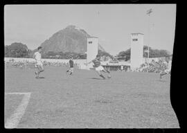Fotografia "Futebol - RJ (Campeonato de Juvenis - 1956) - Jogo: Flamengo x Bangu, Esportes" ([Local n/d] , 1956) [negativo]. / Fotógrafo(a): Demócrito.  -- ITEM-0010.