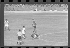 Fotografia "Campeonato Carioca de Profissionais de 63 (1° Turno) Esporte - jogo Fluminense (1 x 0) Bonsucesso" ([Local n/d] , 1963) [negativo]. / Fotógrafo(a): Democrito.  -- ITEM-0035.