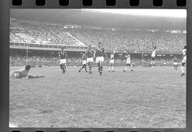 Fotografia "Jogos Campeonato Carioca; 'CAMPEONATO CARIOCA DE 1963' de PROFISSIONAIS (1º Turno) Jogos Vasco x Fluminense (3 x 1) Botafogo x Canto do Rio (3 x 0) America x Madureira (5 x 2) e Olaria x Portuguesa, Reportagem de Esporte" ([Local n/d] , 1963) [negativo]. / Fotógrafo(a): Equipe.  -- ITEM-0042.