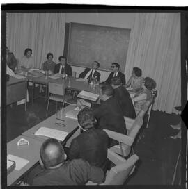 Fotografia "Reunião Secretários de Educação, em Brasília c/ Presid. Jango; Reunião dos Secretários de Educação com o Presidente Jango, em Brasília com a presença do Ministro Paulo de Tarso, Reportagem de Sucrusal [Sucursal]" ([Local n/d] , 1963) [negativo]. / Fotógrafo(a): Novelli.  -- ITEM-0006.