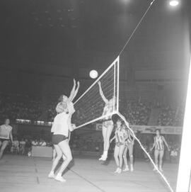 Fotografia "Volei Voleibol - Campeonato Internacional de Voleibol" ([Local n/d] , 1960) [negativo]. / Fotógrafo(a): Demócrito.  -- ITEM-0009.