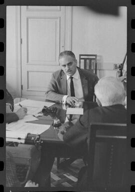 Fotografia "Assembléia Legislativa' Assembléia - Reunião secreta da bancada petebista - CPI etc com a presença do deputado Hercules Correia, com relação á sua prisão no Sindicato dos têxteis)" ([Local n/d] , 1963) [negativo]. / Fotógrafo(a): Paulo Reis.  -- ITEM-0003.