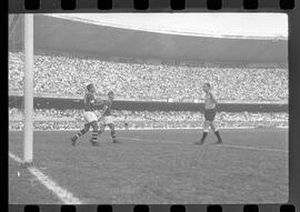 Fotografia "Jogos Campeonato Carioca; 'CAMPEONATO CARIOCA DE 1963' de PROFISSIONAIS (1º Turno) Jogos Vasco x Fluminense (3 x 1) Botafogo x Canto do Rio (3 x 0) America x Madureira (5 x 2) e Olaria x Portuguesa, Reportagem de Esporte" ([Local n/d] , 1963) [negativo]. / Fotógrafo(a): Equipe.  -- ITEM-0006.