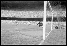 Fotografia "Futebol - R.J. (Campeonato Carioca - Jogo Botafogo x Fluminense), Seção: Esportes" ([Local n/d] , [Data n/d]) [negativo]. / Fotógrafo(a): Equipe.  -- ITEM-0121.