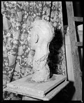 Fotografia "Samuel Wainer no restaurante de 'Última Hora'. Samuel Wainer e Ivo D'Aquino. Busto de Samuel Wainer feito em gesso. Reportagem Geral" ([Local n/d] , [Data n/d]) [negativo]. / Fotógrafo(a): Equipe.  -- ITEM-0004.