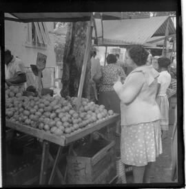 Fotografia "FEIRA LIVRES' Rep. c/ Preços de Gêneros e Sonegação, Reportagem de Areias" ([Local n/d] , 1963) [negativo]. / Fotógrafo(a): Ribeiro.  -- ITEM-0005.