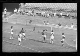 Fotografia "CAMPEONATO CARIOCA DE PROFISSIONAIS DE 1963 (1º TURNO) Jogos - Campeonato Carioca. Flamengo x Madureira (5 x 0) - Vasco x América (2 x 0) e Fluminense x Portuguesa (1 x 1). e Peter Kedzierski, homem voador dos EUA, (Vôo)" ([Local n/d] , 1963) [negativo]. / Fotógrafo(a): Equipe.  -- ITEM-0079.