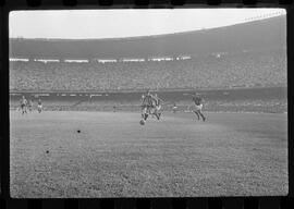 Fotografia "FUTEBOL = 'CAMPEONATO CARIOCA DE PROFISSIONAIS' Jogo Flamengo x Botafogo (3 x 1), America x Portuguesa (2 x 1), Madureira x Bangu (1 x 2), C. Grande x S. Cristovão (1 x 0) e C. Rio x Olaria (1 x 7), Reportagem de Esporte" ([Local n/d] , 1963) [negativo]. / Fotógrafo(a): Equipe.  -- ITEM-0185.