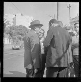 Fotografia "Helio Fernandes na P.E. (Chegada dos advogados, Prado Keli e Prudente de Morais Neto e o presidente do inquérito militar o Gal. Crisanto Figueiredo de Miranda" ([Local n/d] , 1963) [negativo]. / Fotógrafo(a): Rodolfo.  -- ITEM-0019.