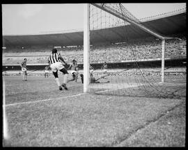 Fotografia "Esporte - Futebol América x Botafogo" ([Local n/d] , [Data n/d]) [negativo]. / Fotógrafo(a): Domingos.  -- ITEM-0009.