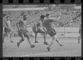 Fotografia "FUTEBOL = FLAMENGO F.C.' treino do Flamengo no Campo do Vasco da Gama" ([Local n/d] , 1963) [negativo]. / Fotógrafo(a): Demócrito Bezerra.  -- ITEM-0012.