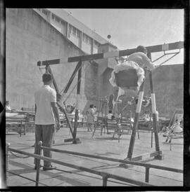 Fotografia "PENITEMCIARIA [PENITENCIÁRIA] CENTRAL' 'DIA DO PAPAI' Dia do Papai no PRESÍDIO (Festividades pelo 'Dia do Papai' na Penitenciária Central', Reportagem de Nelson Silva" ([Local n/d] , 1963) [negativo]. / Fotógrafo(a): Ferreira.  -- ITEM-0013.