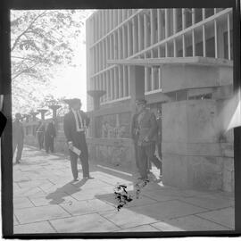 Fotografia "Chegada de Helio [Fernandes]; 'HELIO FERNANDES' Chegada de Helio Fernandes no Aeroporto) (VIDE PAPELETA DO FOTÓGRAFO FERREIRA), Reportagem de Carlos Areias" ([Local n/d] , 1963) [negativo]. / Fotógrafo(a): Ferreira.  -- ITEM-0002.