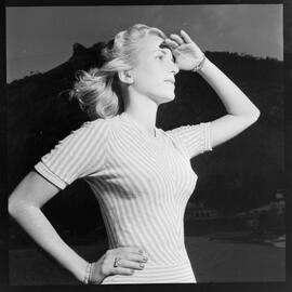 Fotografia "Concurso de beleza (Rainha do Verão 1952), Repórter : Equipe, Reportagem Geral" ([Local n/d] , 1952) [negativo]. / Fotógrafo(a): Adir.  -- ITEM-0011.