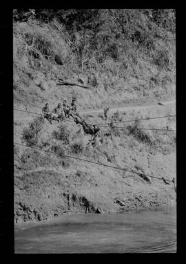 Fotografia "Manobras em Ribeirão das Lages (Paraquedistas: Sobrevivência na Selva operação); 'PARAQUEDISTAS' PARAQUEDISTAS em manobra em Ribeirão das Lages" ([Local n/d] , 1963) [negativo]. / Fotógrafo(a): Méra; Caban.  -- ITEM-0035.