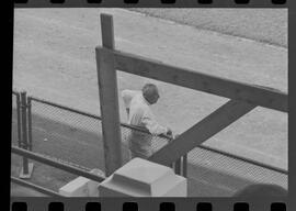 Fotografia "FLUMINENSE F.C.' Treino do Fluminense, Reportagem de Esporte" ([Local n/d] , 1963) [negativo]. / Fotógrafo(a): Democrito.  -- ITEM-0022.