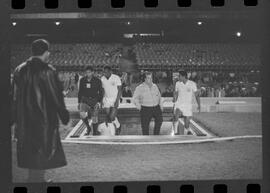 Fotografia "Futebol; 'FUTEBOL = LIBERTADORES DAS AMÉRICAS' Botafogo x Alianza de Lima (2 x 1) (Fases do jogo realizado no Maracanã)" ([Local n/d] , 1963) [negativo]. / Fotógrafo(a): Demócrito.  -- ITEM-0019.