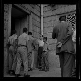 Fotografia " Suíte' da greve dos cegos, [Reportagem?] com Paulo Siqueira" ([Local n/d] , [Data n/d]) [negativo]. / Fotógrafo(a): Ribeiro.  -- ITEM-0002.