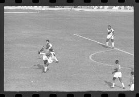 Fotografia "CAMPEONATO CARIOCA DE PROFISSIONAIS DE 1963 (1º TURNO) Jogos - Campeonato Carioca. Flamengo x Madureira (5 x 0) - Vasco x América (2 x 0) e Fluminense x Portuguesa (1 x 1). e Peter Kedzierski, homem voador dos EUA, (Vôo)" ([Local n/d] , 1963) [negativo]. / Fotógrafo(a): Equipe.  -- ITEM-0071.