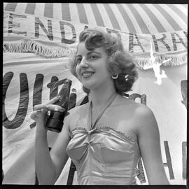 Fotografia "Rainha do Verão - 1951" ([Local n/d] , 1951) [negativo]. / Fotógrafo(a): [Autoria n/d].  -- ITEM-0002.