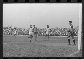 Fotografia "CAMPEONATO CARIOCA DE PROFISSIONAIS DE 1963' (1º TURNO) Jogo Botafogo x Campo Grande (2 x 0)" ([Local n/d] , 1963) [negativo]. / Fotógrafo(a): Demócrito; Ribeiro.  -- ITEM-0029.