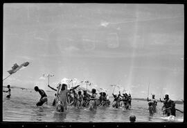 Fotografia "Banho a fantasia em Ramos e homenagem a Última Hora na Ilha do Governador" ([Local n/d] , [Data n/d]) [negativo]. / Fotógrafo(a): Rodo.  -- ITEM-0029.