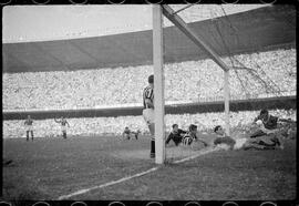 Fotografia "Futebol - R.J. (Copa Rio - 1951) (Maracanã) Juventus 2 (Itália) x Palmeiras 2 (Brasil), Repórter: Equipe, Seção: Esportes" ([Local n/d] , 1951) [negativo]. / Fotógrafo(a): Equipe.  -- ITEM-0002.