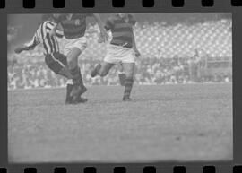 Fotografia "FUTEBOL = 'CAMPEONATO CARIOCA DE PROFISSIONAIS' Jogo Flamengo x Botafogo (3 x 1), America x Portuguesa (2 x 1), Madureira x Bangu (1 x 2), C. Grande x S. Cristovão (1 x 0) e C. Rio x Olaria (1 x 7), Reportagem de Esporte" ([Local n/d] , 1963) [negativo]. / Fotógrafo(a): Equipe.  -- ITEM-0039.