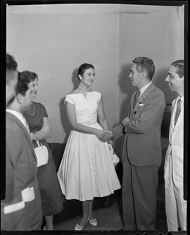 Fotografia "Visita de Miss Universitária a 'Última Hora'" ([Local n/d] , [Data n/d]) [negativo]. / Fotógrafo(a): Milagres - Demócrito.  -- ITEM-0003.