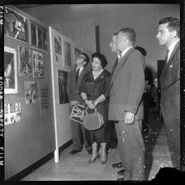 Fotografia "[?] Teatro - Rádio Nacional - Apresentação de modelos na Rádio Jornal do Brasil" ([Local n/d] , [Data n/d]) [negativo]. / Fotógrafo(a): S. Vieira.  -- ITEM-0010.