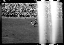 Fotografia "CAMPEONATO CARIOCA DE PROFISSIONAIS DE 1963' (1º TURNO) Jogo Botafogo x Campo Grande (2 x 0)" ([Local n/d] , 1963) [negativo]. / Fotógrafo(a): Demócrito; Ribeiro.  -- ITEM-0002.