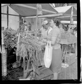 Fotografia "FEIRA LIVRES' Rep. c/ Preços de Gêneros e Sonegação, Reportagem de Areias" ([Local n/d] , 1963) [negativo]. / Fotógrafo(a): Ribeiro.  -- ITEM-0001.