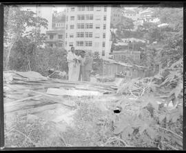 Fotografia "Favelas - Rio de Janeiro (em geral), Reportagem Geral" ([Local n/d] , [Data n/d]) [negativo]. / Fotógrafo(a): Jean Manzon.  -- ITEM-0049.