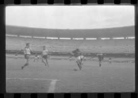 Fotografia "CAPEONATO [CAMPEONATO] CARIOCA DE 1963' (PROFISSIONAIS) (1º Turno) Jogo Famengo [Flamengo] x Campo Grande (5 x 0); Jogo Flamengo e Campo Grande, Reportagem de Esporte" ([Local n/d] , 1963) [negativo]. / Fotógrafo(a): Ribeiro; Demócrito.  -- ITEM-0010.