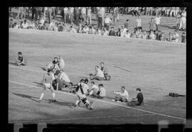 Fotografia "Jogos Campeonato Carioca; 'CAMPEONATO CARIOCA DE 1963' de PROFISSIONAIS (1º Turno) Jogos Vasco x Fluminense (3 x 1) Botafogo x Canto do Rio (3 x 0) America x Madureira (5 x 2) e Olaria x Portuguesa, Reportagem de Esporte" ([Local n/d] , 1963) [negativo]. / Fotógrafo(a): Equipe.  -- ITEM-0065.