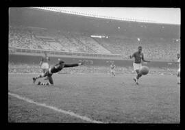 Fotografia "CAMPEONATO CARIOCA DE PROFISSIONAIS DE 1963 (1º TURNO) Jogos - Campeonato Carioca. Flamengo x Madureira (5 x 0) - Vasco x América (2 x 0) e Fluminense x Portuguesa (1 x 1). e Peter Kedzierski, homem voador dos EUA, (Vôo)" ([Local n/d] , 1963) [negativo]. / Fotógrafo(a): Equipe.  -- ITEM-0003.