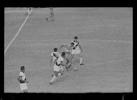 Fotografia "CAMPEONATO CARIOCA DE PROFISSIONAIS DE 1963' (1º Turno) Jogo Vasco da Gama x Olaria (1 x 0) no Maracanã" ([Local n/d] , 1963) [negativo]. / Fotógrafo(a): Demócrito; Ribeiro.  -- ITEM-0041.