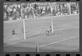 Fotografia "Jogos Campeonato Carioca; 'CAMPEONATO CARIOCA DE 1963' de PROFISSIONAIS (1º Turno) Jogos Vasco x Fluminense (3 x 1) Botafogo x Canto do Rio (3 x 0) America x Madureira (5 x 2) e Olaria x Portuguesa, Reportagem de Esporte" ([Local n/d] , 1963) [negativo]. / Fotógrafo(a): Equipe.  -- ITEM-0274.