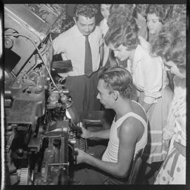 Fotografia "Recepcionistas na redação de Última Hora" ([Local n/d] , [Data n/d]) [negativo]. / Fotógrafo(a): Estrela e Álvaro.  -- ITEM-0017.
